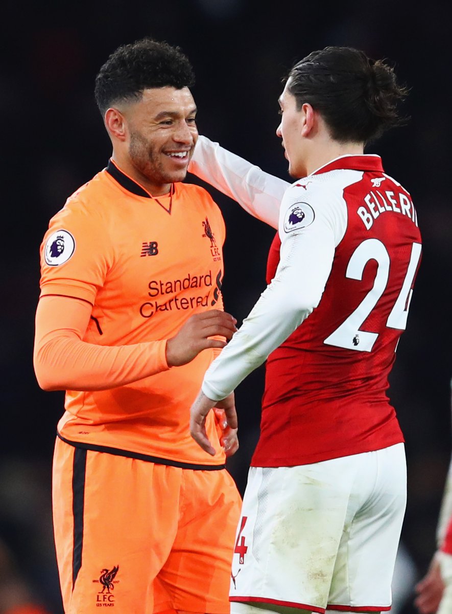 Alex Oxlade-Chamberlain bị HLV Jurgen Klopp cho ngồi trên băng ghế dự bị và chỉ vào sân ở tận phút 84
