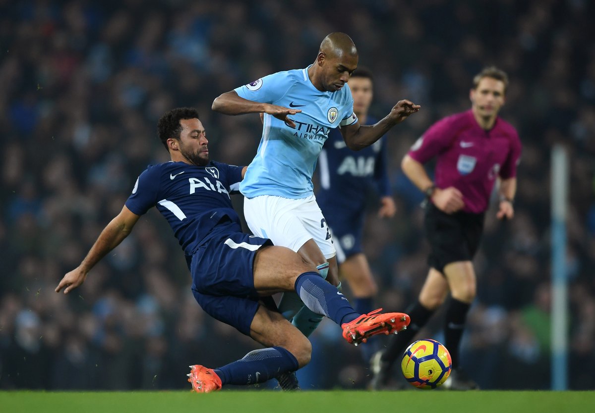 Thành công trong việc trói chân tiền vệ Fernandinho, Manchester City đang đi đúng hướng