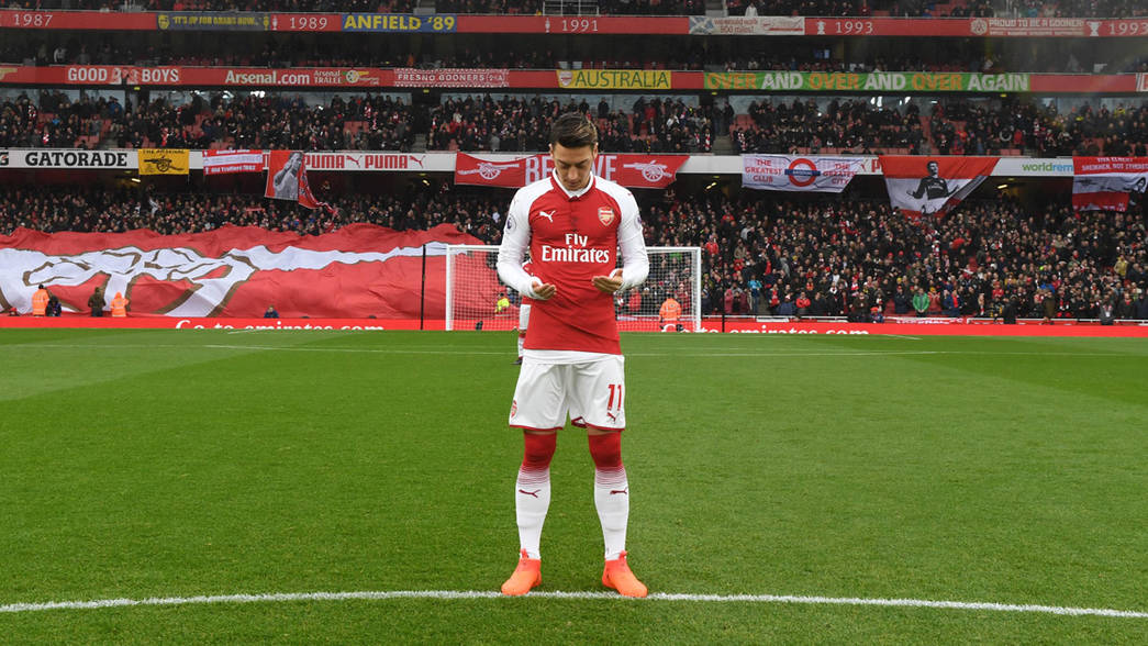 Mesut Ozil cầu nguyện trước trận thắng Tottenham 2-0.