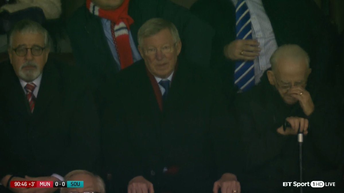 Alex Ferguson có mặt trên khán đài sân Old Trafford trong trận hòa 0-0 của Manchester United trước Southampton vừa qua. Mới đây, sau trận đấu với Crystal Palace, HLV Arsene Wenger của Arsenal đã cân bằng kỷ lục cầm quân 810 trận đấu ở Premier League của Alex Ferguson.