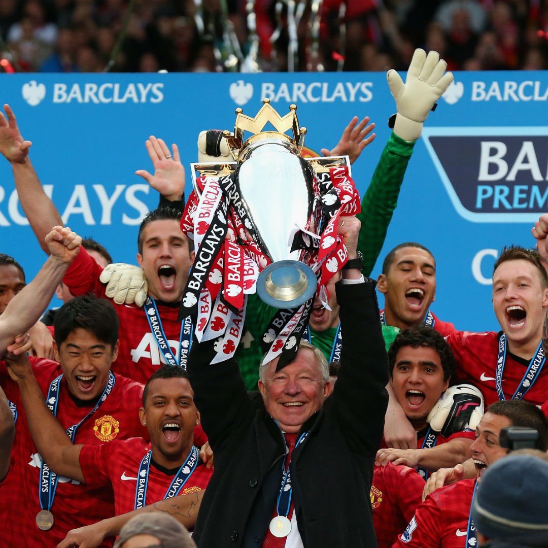Sir Alex lần cuối nâng cúp vô địch Ngoại hạng Anh trong cương vị HLV Man United vào năm 2013.