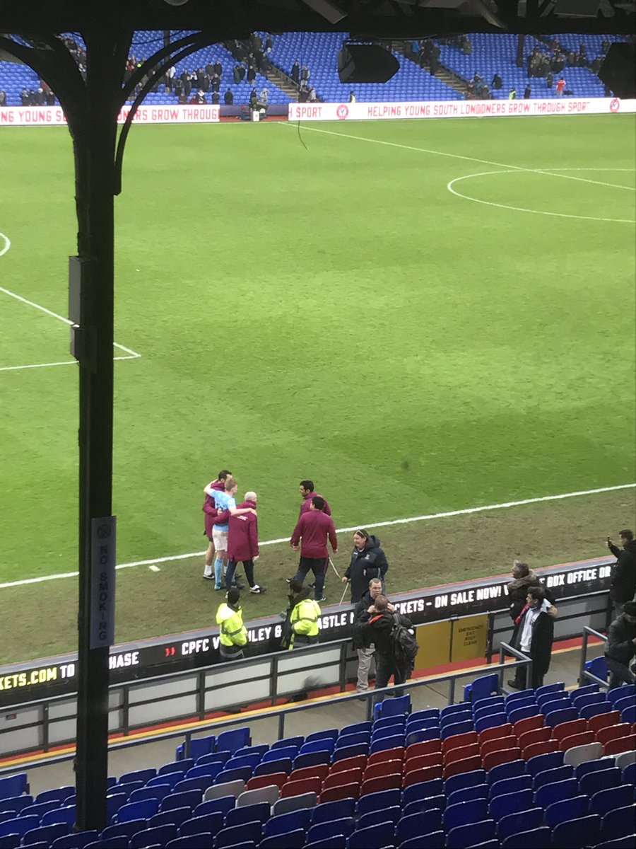 Kevin De Bruyne cuối trận được hai nhân viên y tế của Man City dìu đi.