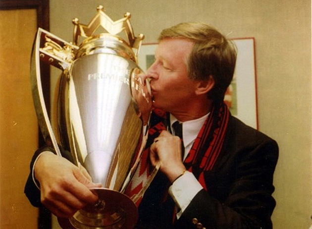 Man United vô địch mùa giải Premier League đầu tiên (1992-93) dưới triều đại Sir Alex. Một trong những lý do chính cho thành công này đó là việc HLV người Scotland đã chi 1,2 triệu bảng mua Eric Cantona từ Leeds United vào năm 1992.  Cantona đá cặp ăn ý với Mark Hughes và đưa United đến ngôi vô địch quốc gia sau 26 năm chờ đợi, và cũng là danh hiệu Premier League đầu tiên với 10 điểm nhiều hơn so với Aston Villa. Alex Ferguson sau đó đã được Hiệp hội huấn luyện viên Anh bầu là Huấn luyện viên của năm.