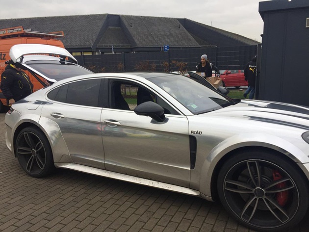 Chân sút người Gabon lẳng lặng gói ghém đồ đạc của mình ra chiếc siêu xe Porsche Panamera Turbo Techart