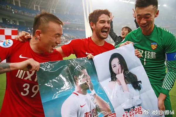 Alexandre Pato mê mẩn Địch Lệ Nhiệt Ba.