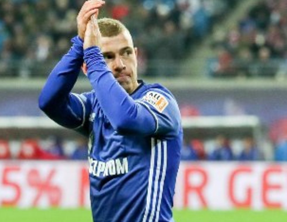 Năm nay 22 tuổi, Max Meyer khá đa năng khi có thể chơi ở nhiều vị trí trên hàng tiền vệ