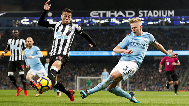 Zinchenko là một tiền vệ công nhưng từng được Pep kéo về đá hậu vệ trái