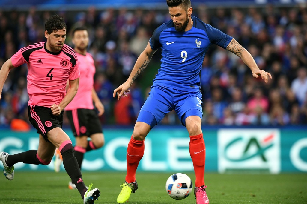 Phút 35, Giroud lại có mặt đúng lúc đệm bóng tung lưới Scotland. Ảnh: Internet.