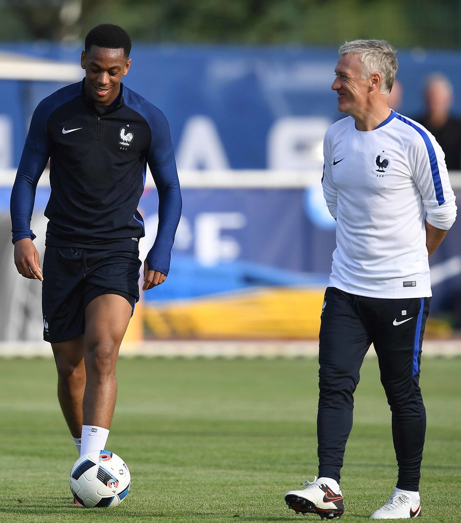 Deschamps và tài năng trẻ Martial tỏ ra rất thoải mái. Ảnh: Internet.