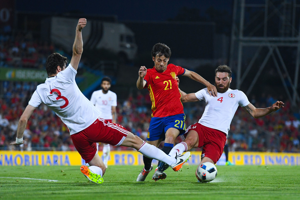 David Silva gặp khó với những pha áp sát từ đối thủ. Ảnh: Internet.
