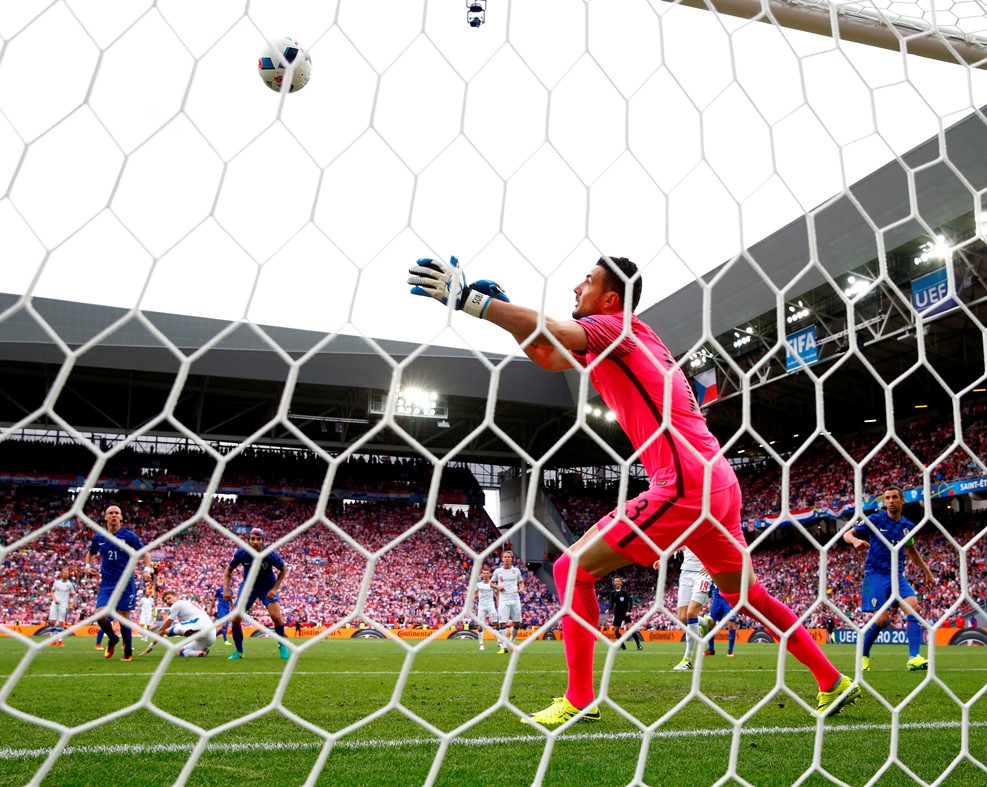 Subasic hoàn toàn bó tay với pha đánh đầu của Skoda. Ảnh: Internet.