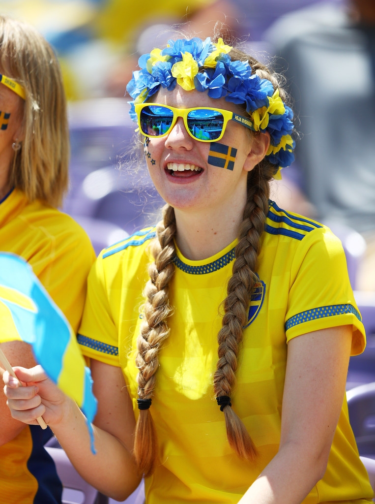 Những bóng hồng hâm mộ Ibrahimovic cũng không hề kém sắc. Ảnh: Internet.