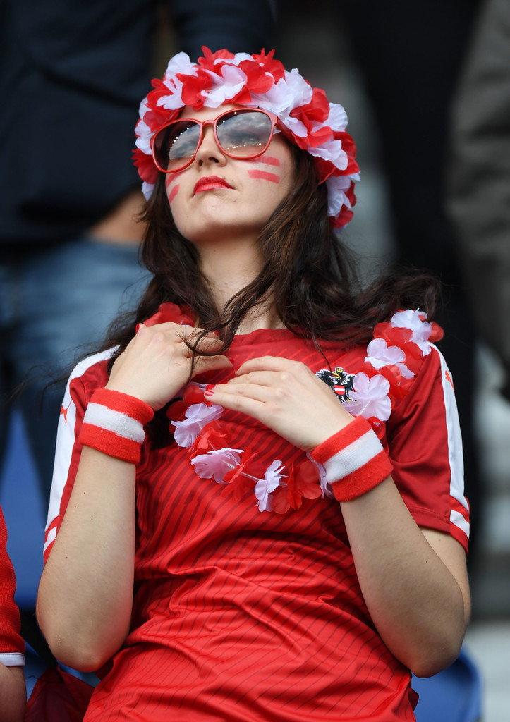 Những cô gái xinh đẹp luôn làm những trận đấu căng thẳng trở nên nóng bỏng hơn. Ảnh: Internet.