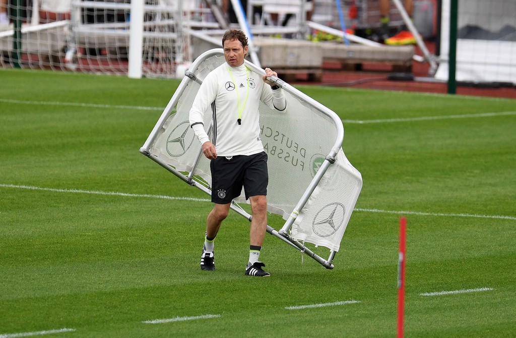 Trợ lý Marcus Sorg chuẩn bị sân tập cho đội tuyển. Ảnh: Internet.