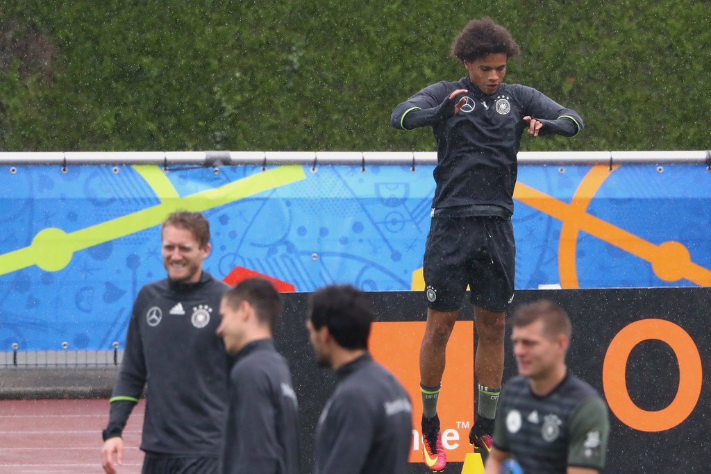 Leroy Sane cùng bài tập bật cao của ban huấn luyện. Ảnh: Internet.