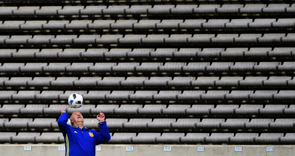 HLV Del Bosque thi triển khả năng điều khiển bóng điệu nghệ. Ảnh: Internet.