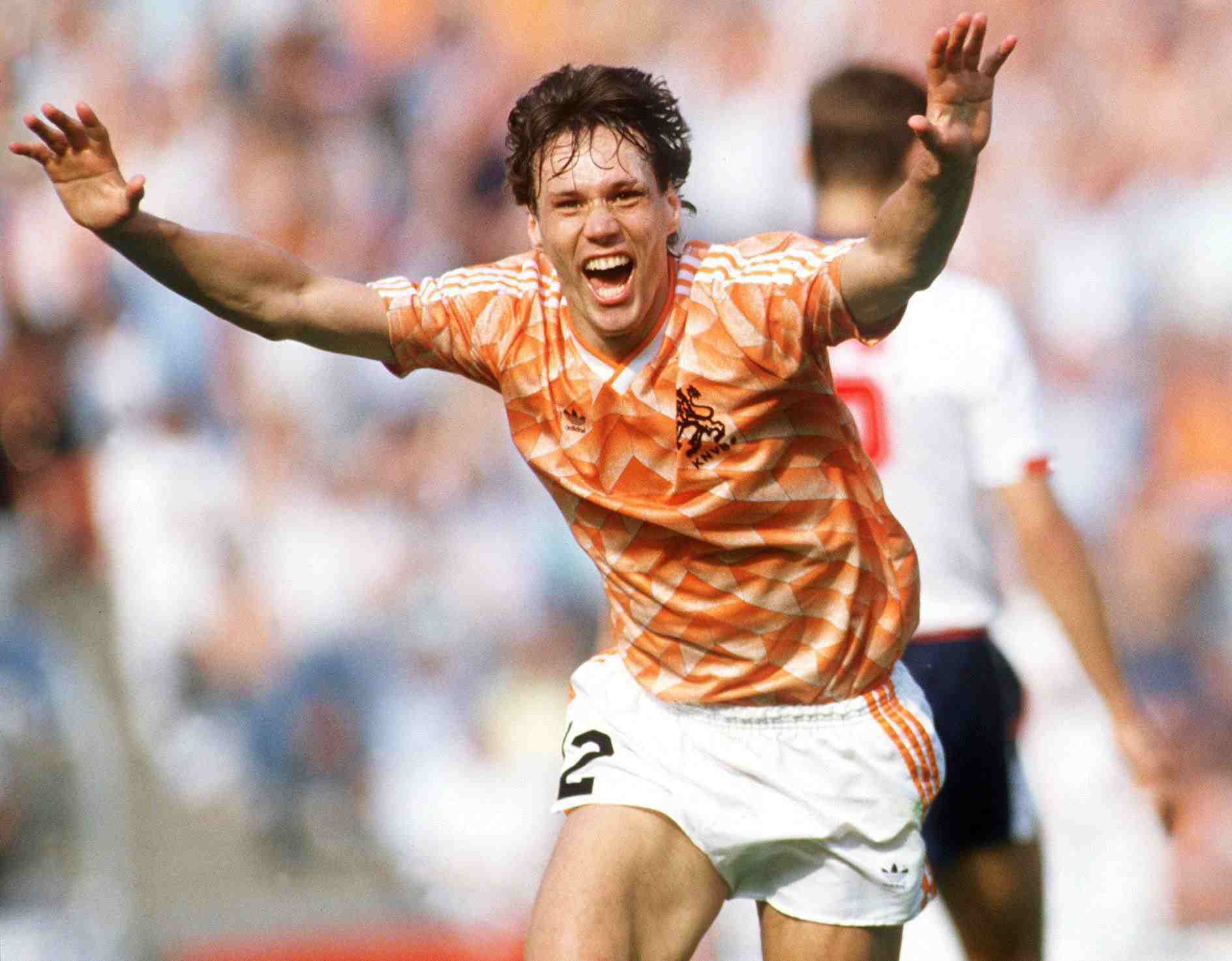 Năm 1988, Van Basten ghi một siêu phẩm để đời. Ảnh: Internet.