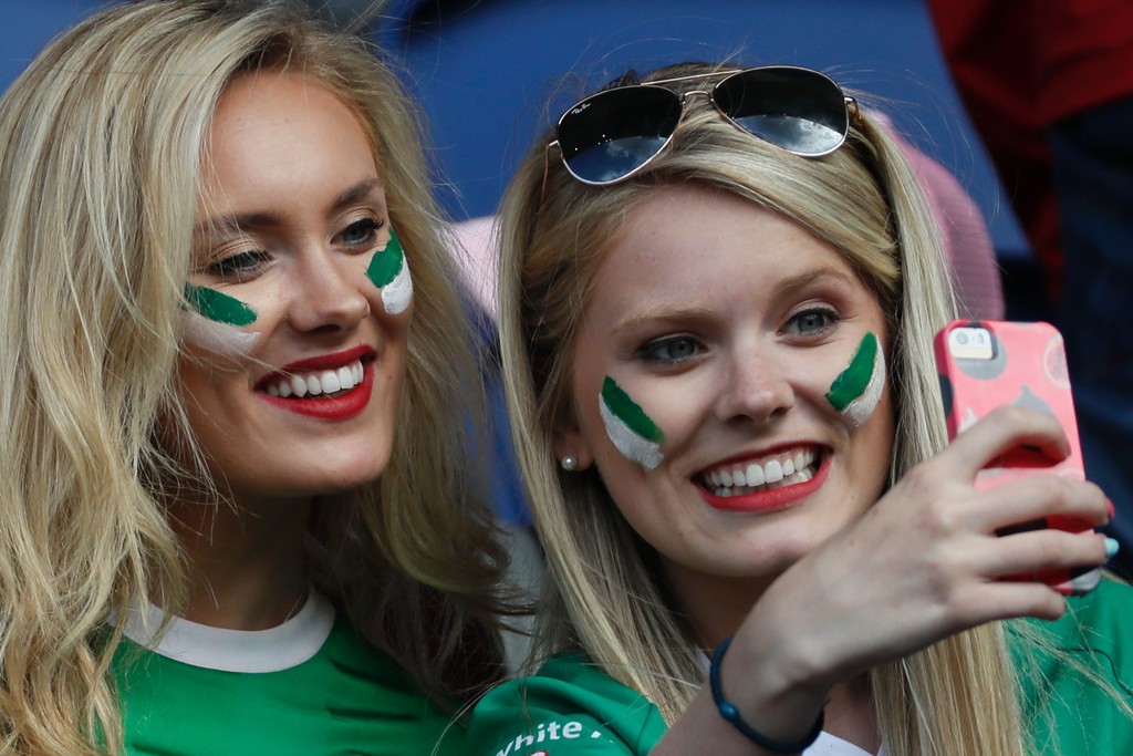 CĐV nữ của Bắc Ireland cũng không hề kém sắc so với những người khác. Ảnh: Internet.