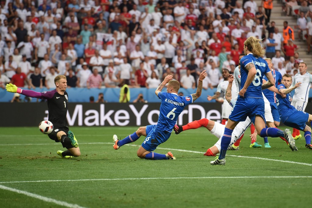 Nhưng chỉ 2 phút sau, Ragnar Sigurdsson đã băng vào đệm bóng chính xác gỡ hòa cho Iceland. Ảnh: Internet.