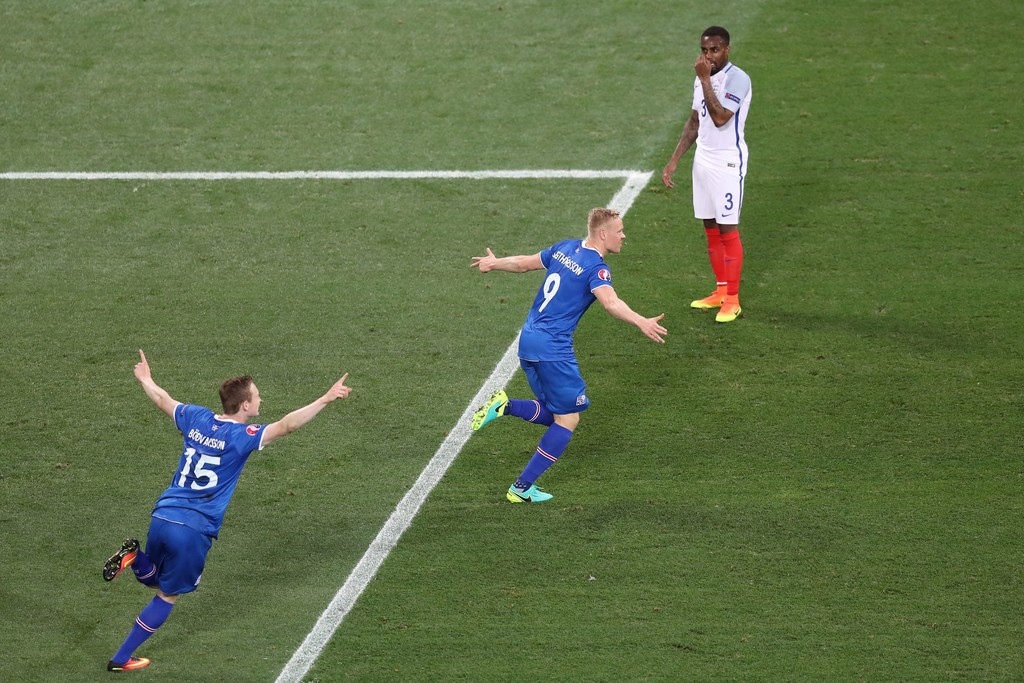 Chưa hết, đến phút 19, Kolbeinn Sigthorsson có pha dứt điểm hiểm hóc đánh bại Joe Hart nâng tỷ số lên 2-1 cho Iceland. Ảnh: Internet.