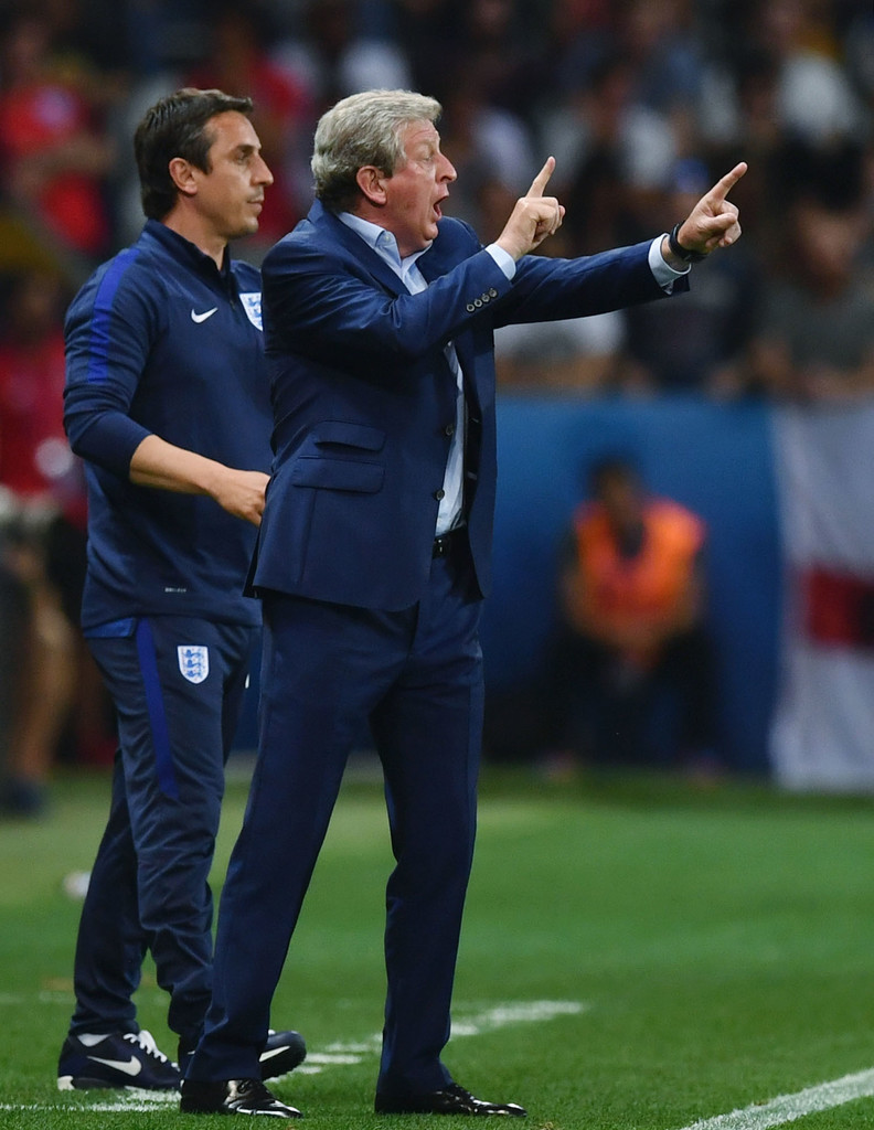 HLV Roy Hodgson đứng ngồi không yên với tình hình trên sân. Ảnh: Internet.