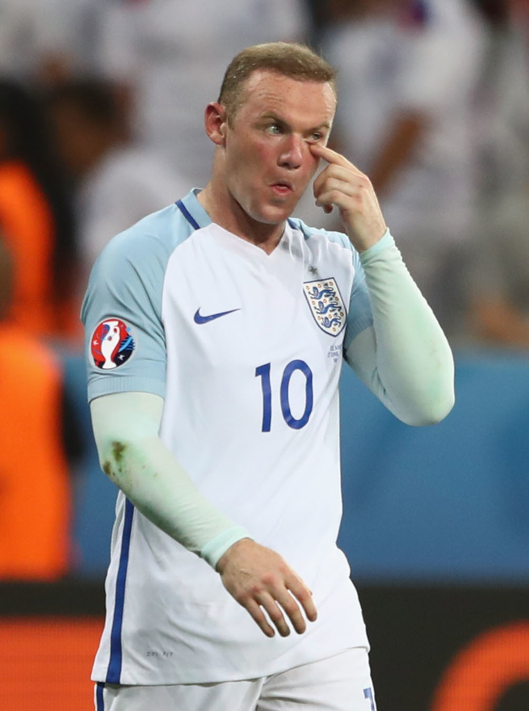 Nhưng bản thân Rooney cũng không thể nào giấu được sự đau đớn bằng những giọt nước mắt. Ảnh: Internet.