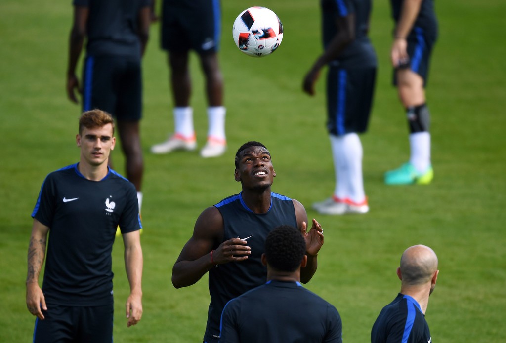 Pháp hướng tới chức vô địch vì nhiều ý nghĩa to lớn hơn cả việc trở thành tân vương của châu Âu. Danh hiệu này sẽ khiến người Pháp xích lại gần nhau hơn khi xã hội đang có rất nhiều rối ren. Ảnh: Internet.