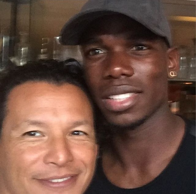 Một NHM may mắn chụp ảnh với Pogba ở Los Angeles. Ảnh: Internet.