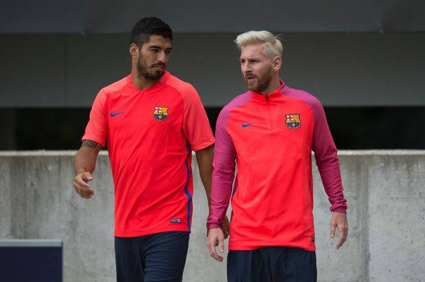 Luis Suarez có vẻ rất "kết" kiểu tóc mới của Messi. Ảnh: Internet.
