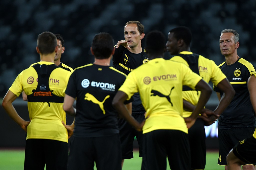 Dortmund sẽ chạm trán Man City của Pep trong trận đấu sắp tới, vì vậy buổi tập hôm nay ở Thâm Quyến không thiếu đi những chỉ đạo chiến thuật liên tục của Tuchel. Ảnh: Internet.