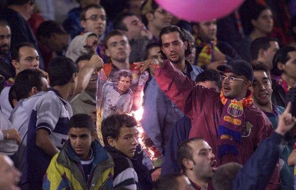 1. Luis Figo - Từ Barcelona chuyển sang Real Madrid. Ảnh: Internet.