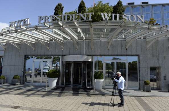 4. 2000 đêm ăn ngủ tại Royal Penthhouse Suite. Khu vực này thuộc khách sạn President Wilson ở Geneva cực kỳ sang trọng và đắt đỏ với trang thiết bị tiện nghi bậc nhất trên thế giới. Với người thường, một đêm được ở đây cũng tiêu tốn không dưới 52.000 bảng, tương đương 1,5 tỷ đồng. Ảnh: Internet.