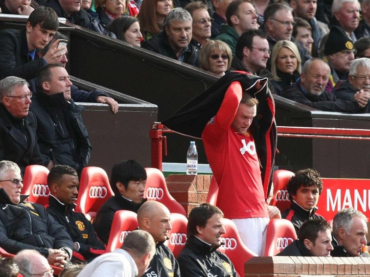 Lùm xùm về hợp đồng 2012. Một trong những tranh cãi làm mối quan hệ giữa Rooney và Sir Alex rạn nứt chính là xoay quanh các điều khoản hợp đồng. Anh đã công khai muốn rời đi nếu không nhận được sự đãi ngộ tốt từ CLB, cuối cùng M.U đành 'xuống nước' và chiều theo tiền đạo chủ chốt của mình. Ảnh: Internet.