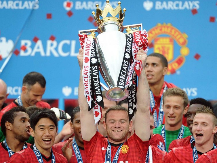 Thành công lại đến năm 2013. Trong mùa giải cuối cùng Sir Alex dẫn dắt đội bóng, Rooney cùng đội bóng một lần nữa lên ngôi Ngoại hạng Anh. Ảnh: Internet.