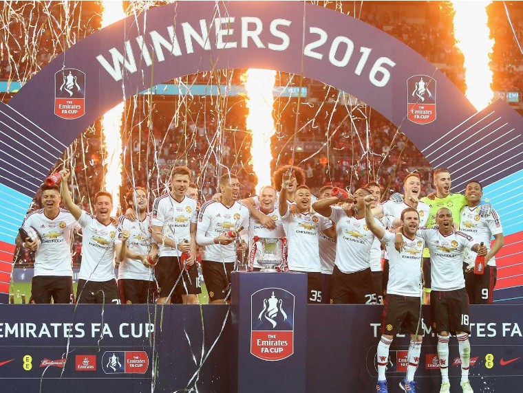 Chuyển về hàng tiền vệ. Trong trận đấu cuối cùng của Louis van Gaal mùa giải trước, ông đã sử dụng Rooney ở vị trí tiền vệ, thay đổi hoàn toàn phong cách chơi sở trường của anh. Ảnh: Internet.