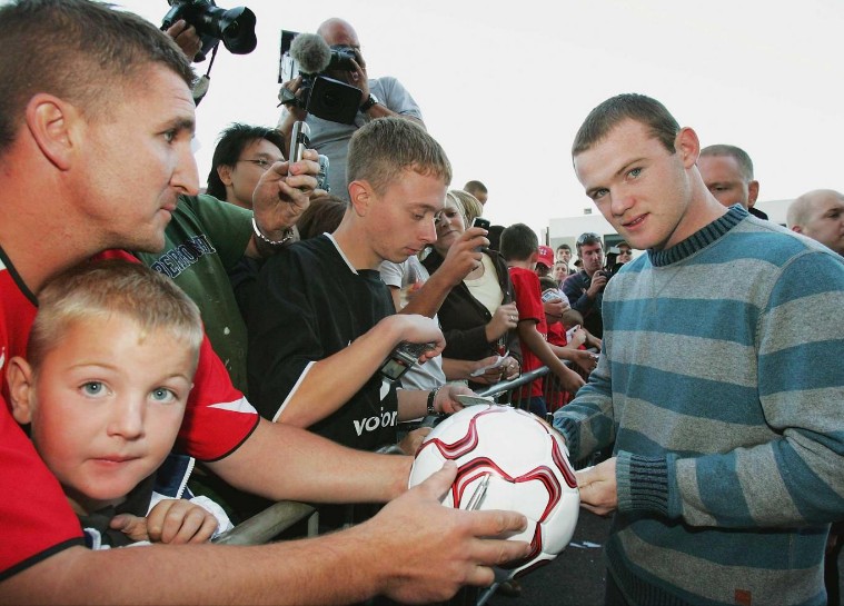 Chuyển đến Man United năm 2004. Bất chấp sự quan tâm từ Newcastle United, Rooney đã đồng ý chuyển đến M.U với mức giá 25,6 triệu bảng. Ảnh: Internet.