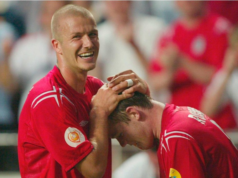 Trên đấu trường quốc tế năm 2004. Rooney có kỳ EURO đáng nhớ khi ghi đến 4 bàn thắng cho tuyển Anh nhưng vẫn không giúp đội bóng làm nên chiến thắng chung cuộc. Ảnh: Internet.