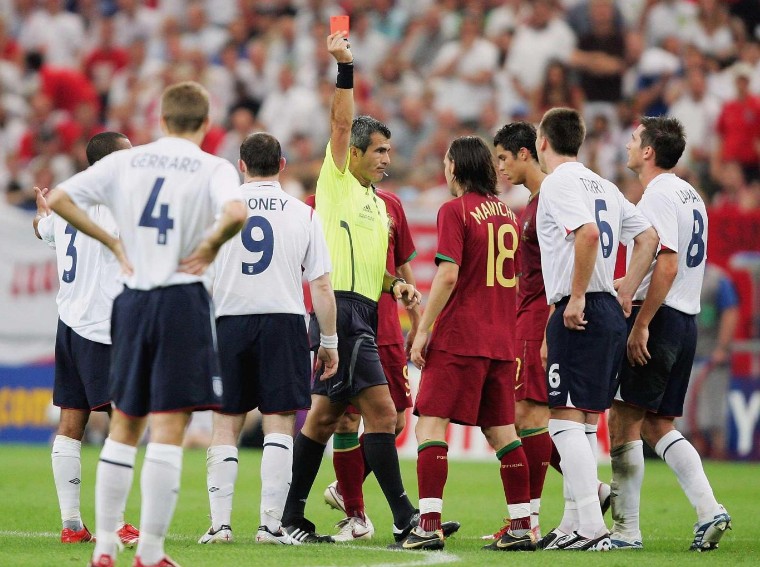 Chiếc thẻ đỏ tai hại năm 2006. Trong trận đấu với Bồ Đào Nha tại World Cup 2006, Rooney đã bị đuổi khỏi sân sau pha phạm lỗi nóng tính với cầu thủ đối phương. Vụ này còn gây tranh cãi bởi người đồng đội Cristiano Ronaldo của anh tại M.U nằng nặc đòi trọng tài 'tặng' thẻ cho Rooney. Ảnh: Internet.