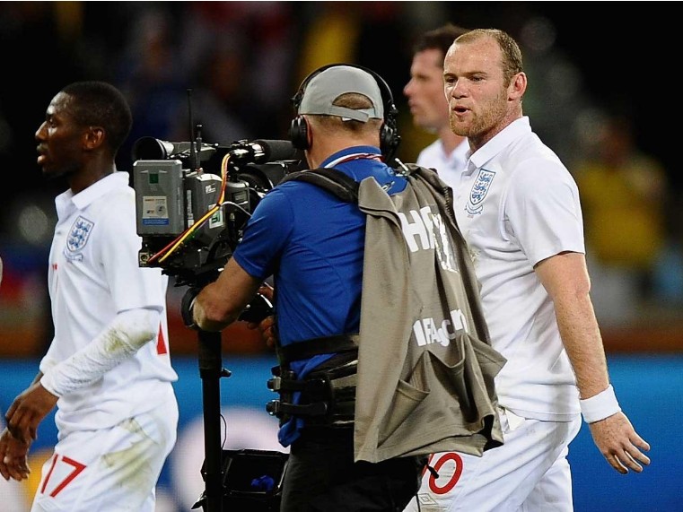 Những tranh cãi năm 2010. Sau trận hòa 0-0 của Anh với Algeria tại World Cup Nam Phi, Rooney đã mắng xối xả vào ống kính máy quay bằng những suy nghĩ của anh về NHM. Ảnh: Internet.