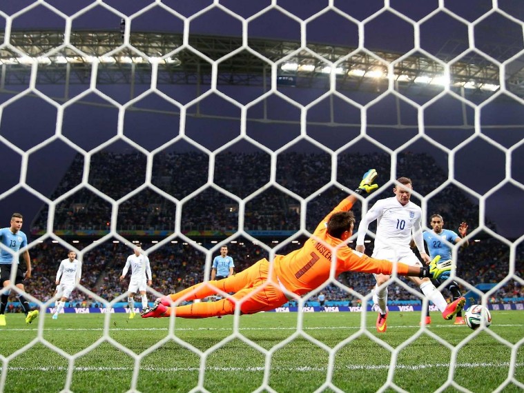 Lại một lần nữa thất vọng ở World Cup năm 2014. Mặc dù cuối cùng đã ghi bàn cho tuyển Anh tại World Cup 2014 nhưng Rooney không thể cứu vãn hiện thực đội bóng đã bị loại ngay vòng bảng ở Brazil. Ảnh: Internet.