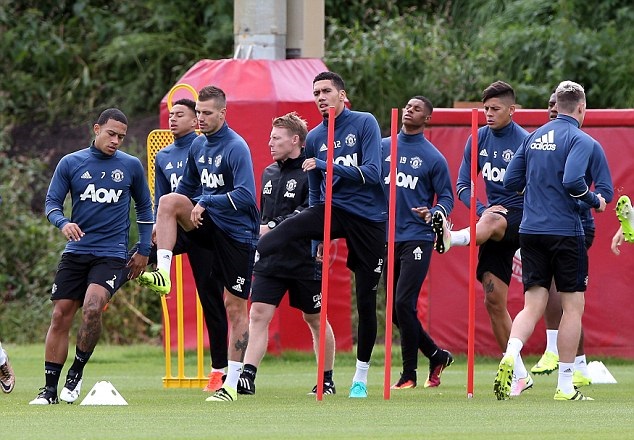Sau khi hoàn toàn bình phục chấn thương, đây là lần đầu tiên Smalling tham gia trọn vẹn một buổi tập với M.U. Ảnh: Internet.