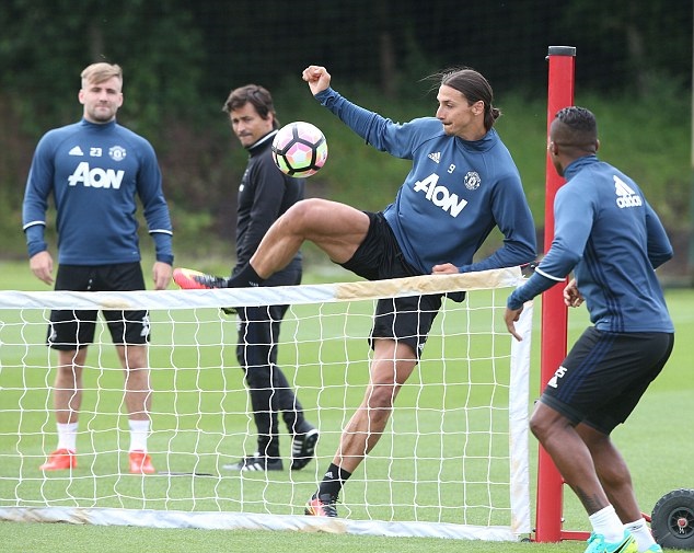 Zlatan Ibrahimovic chơi quần vợt bằng... bóng Ngoại hạng Anh mùa giải mới. Ảnh: Internet.