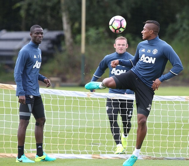 Tân binh Eric Bailly cũng tham gia, anh đang chuẩn bị phối hợp với Antonio Valencia. Ảnh: Internet.