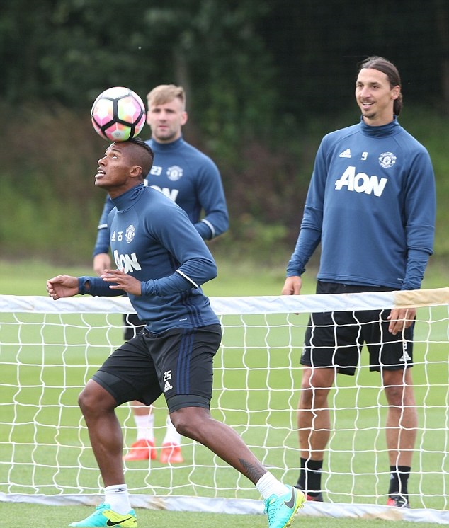 Luke Shaw và Ibrahimovic thích thú xem Valencia thi triển kĩ thuật. Ảnh: Internet.
