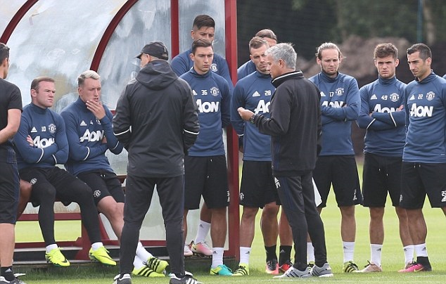 Jose Mourinho tỏ ra rất nghiêm túc, chỉ dẫn cặn kẽ trước trận chung kết đầu tiên của mình tại M.U. Ảnh: Internet.