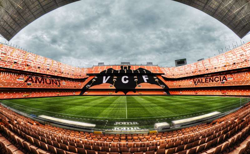 26. Estadi Di Mestalla (Valencia, Tây Ban Nha). Sức chứa 55.000, mở cửa từ năm 1923 và được mệnh danh là “Hang động của Bầy Dơi” Valencia. Ảnh: Internet.