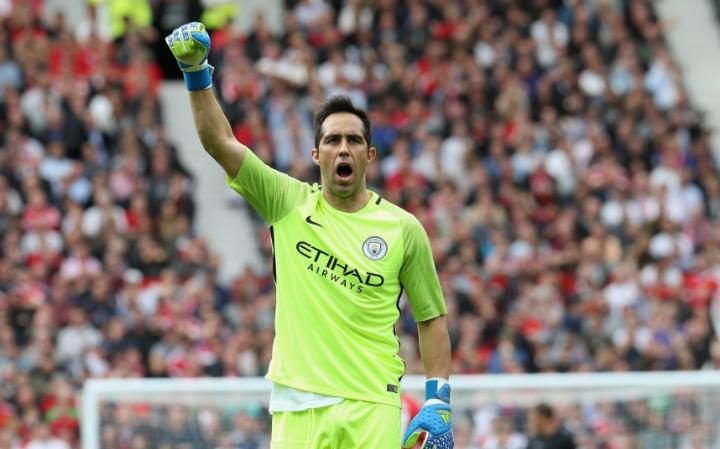 Bravo có màn ra mắt thảm họa trong trận derby Manchester. Ảnh: Internet.