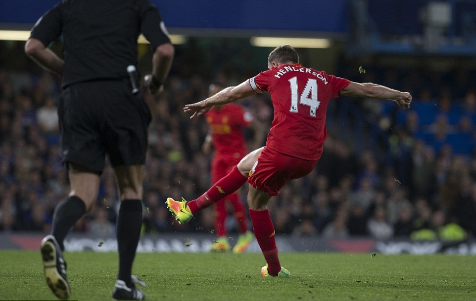 Phút 36, Henderson lập siêu phẩm sút xa đầy ấn tượng. Ảnh: Internet.
