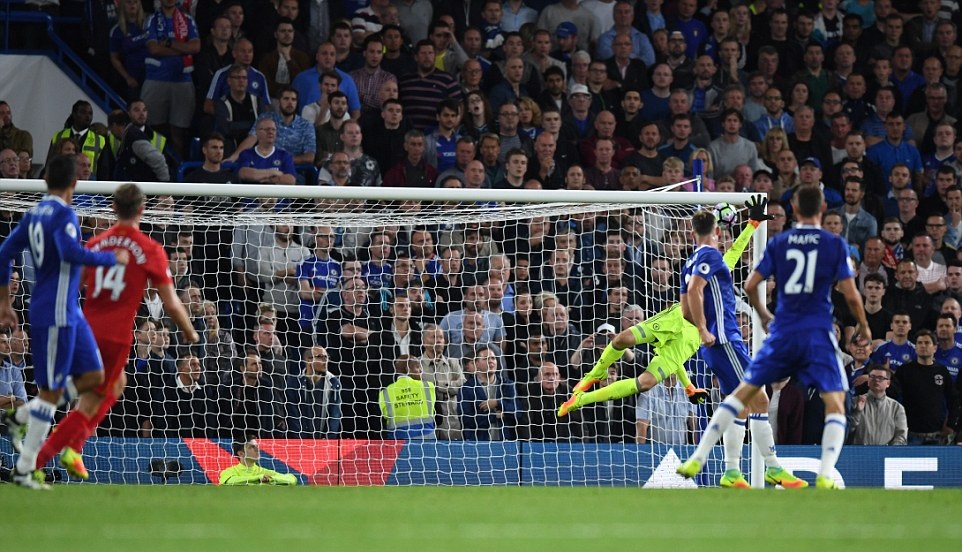 Courtois chỉ có thể bay người làm nền cho siêu phẩm của Hendo. Ảnh: Internet.