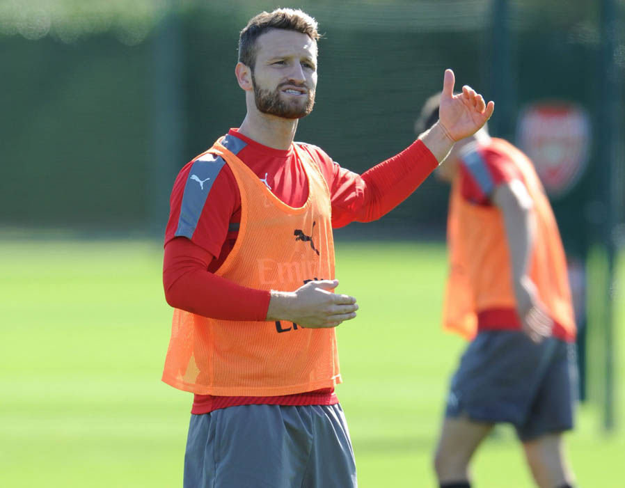 Mới đến đội bóng chưa lâu, anh vẫn không ngại ngùng "chỉ bảo" đồng đội. Ảnh: Internet.